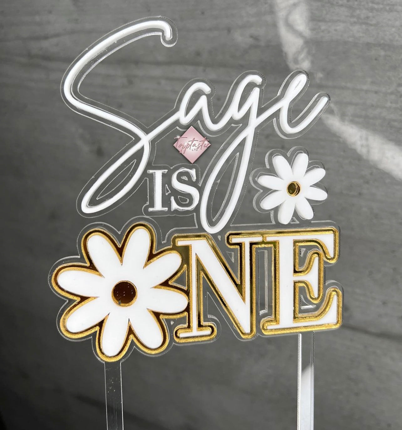 Flower themed ‘ONE’ topper