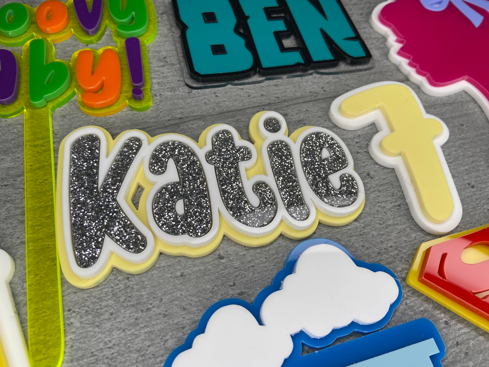 Outlined, Name charm/ SET