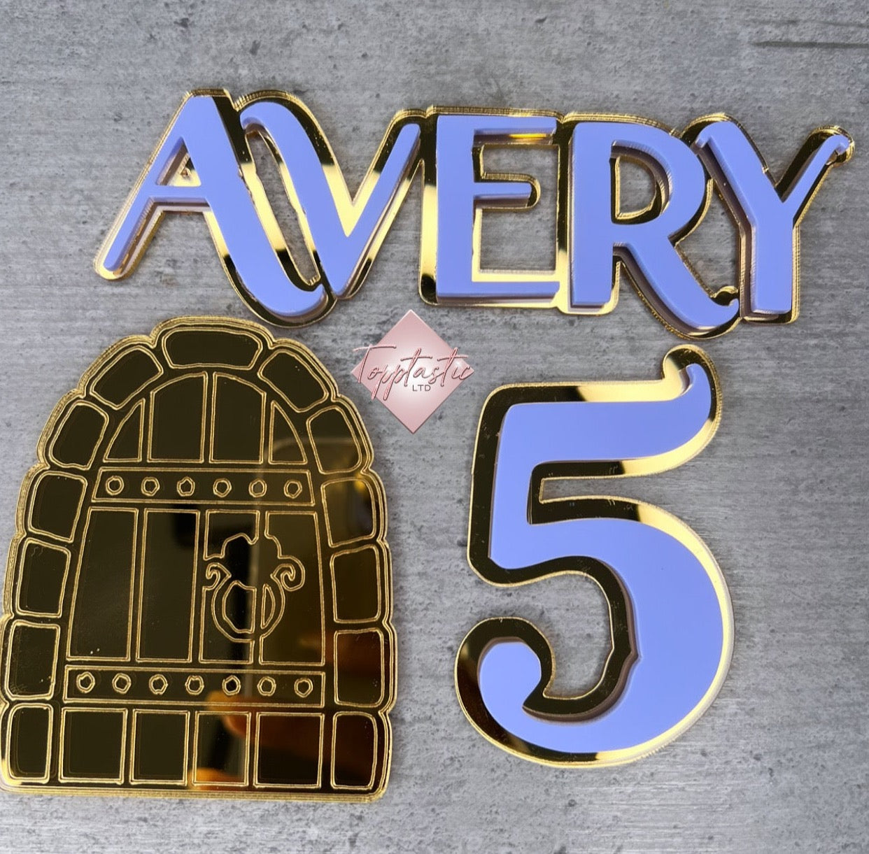 Encanto Double layered Name and age charm set and door