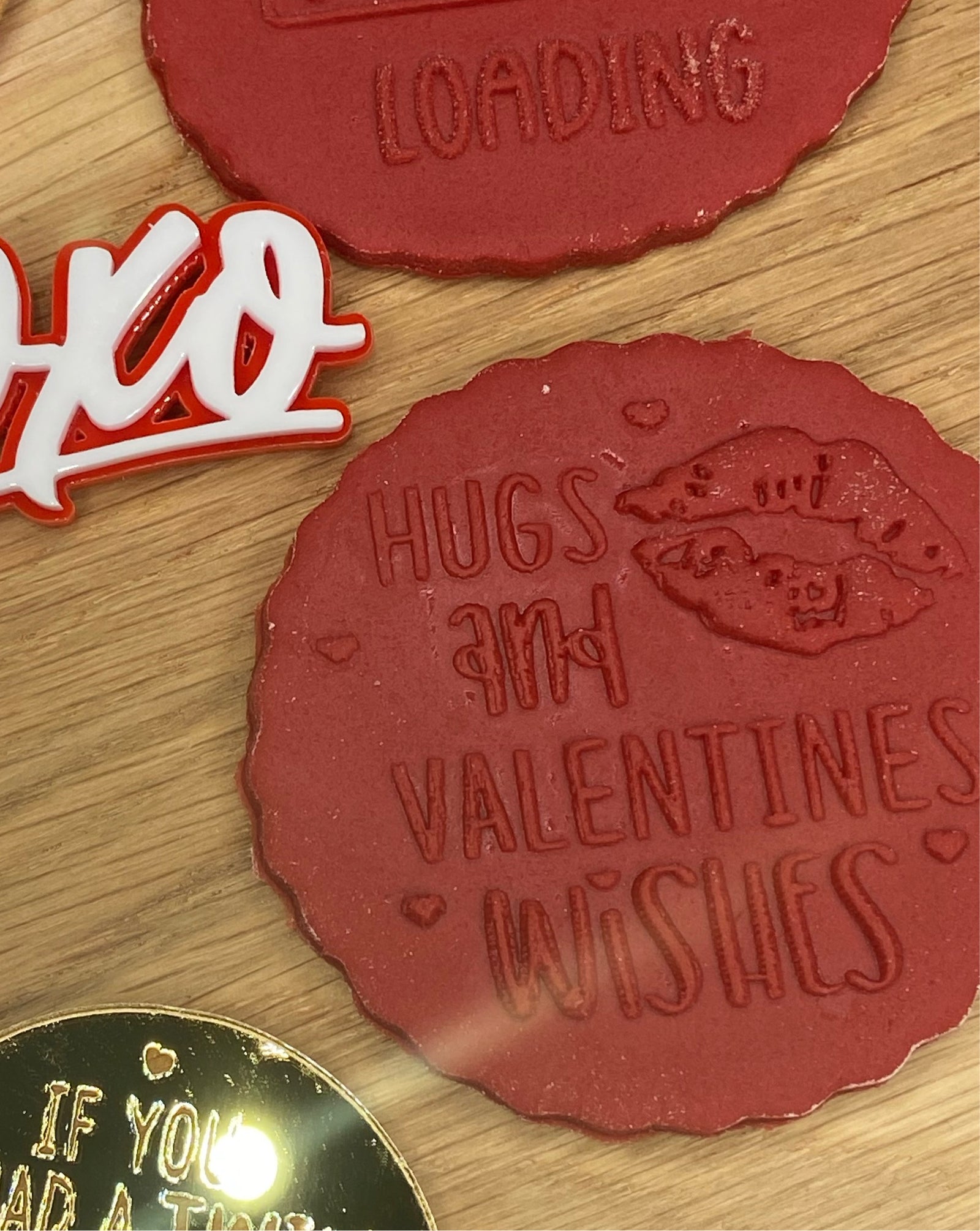 Hugs, kisses Debosser